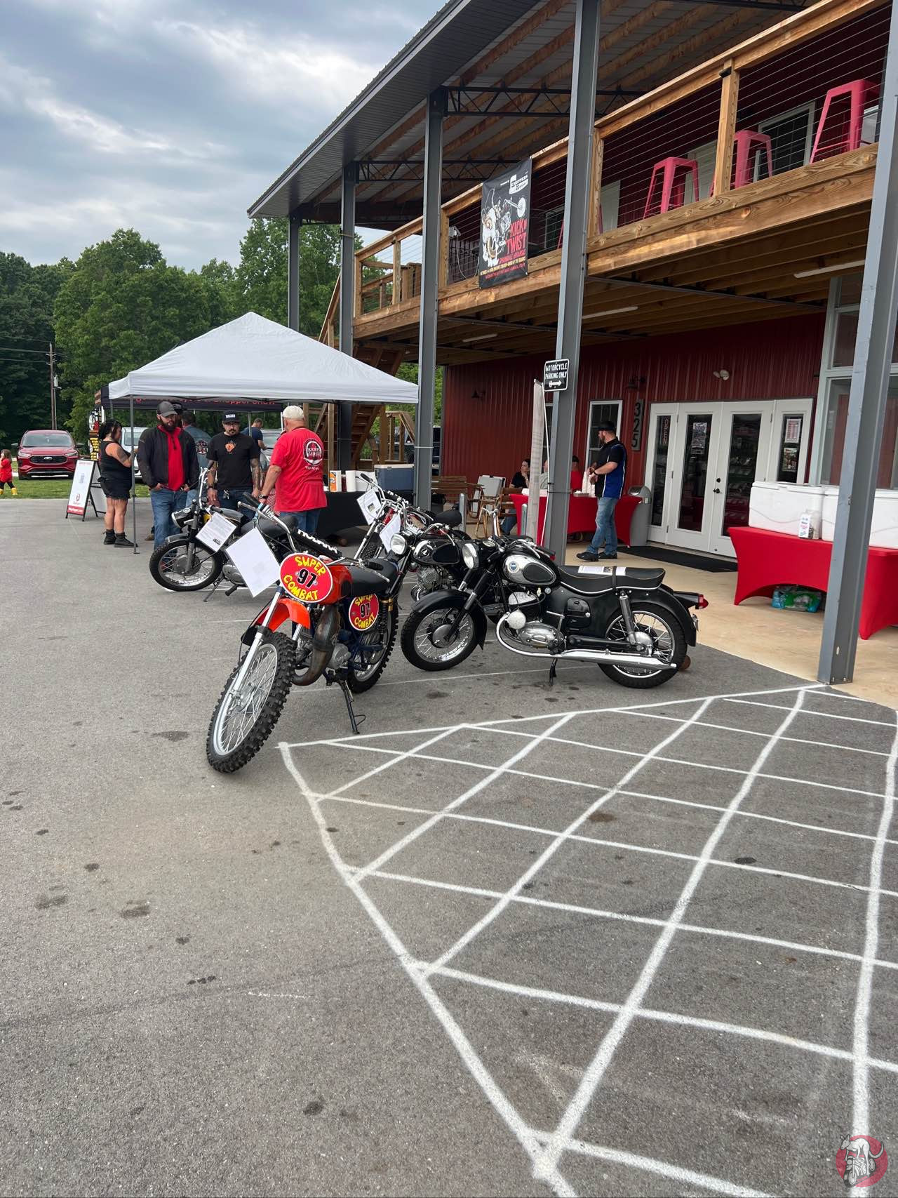 A Bikers Garage - Photo 3